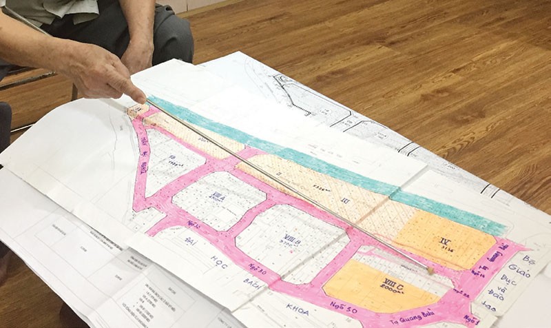 Người dân cho rằng, họ đang bị chủ Kl99ok phiên bản mới “biển thủ” 2 khu đất tái định, tự chỉnh trang nhà cửa tại chỗ theo quyết định phê duyệt dự án của UBND TP. Hà Nội