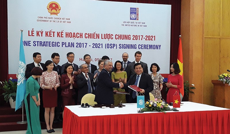 Bộ trưởng Bộ Kế hoạch và Kl99ok phiên bản mới Nguyễn Chí Dũng và Điều phối viên UN tại Việt Nam, ông Kamal Malhotra tại Lễ ký kết