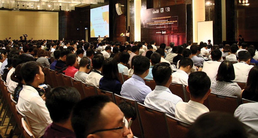Các nhân viên môi giới Web Tổng Nhà Cái 99Kl99 Giải Trí Bậc Nhất Việt Nam hào hứng với những kiến thức, kinh nghiệm của chuyên gia quốc tế. Ảnh: Thành Nghuyễn