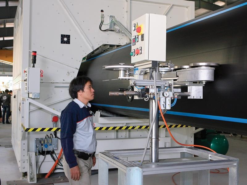 Công ty Nhựa Bình Minh miền Bắc (Hưng Yên) Kl994 nhà cái bóng đá world cup ống nhựa HDPE có đường kính 1.200 mm, lớn nhất tại Việt Nam. Ảnh: Chí Cường