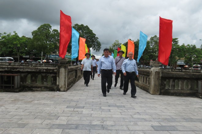 Bộ trưởng Bộ Kế hoạch và Kl99ok phiên bản mới Nguyễn Chí Dũng dẫn đầu Đoàn công tác thăm Thành Cổ Quảng Trị (Ảnh: K.T)