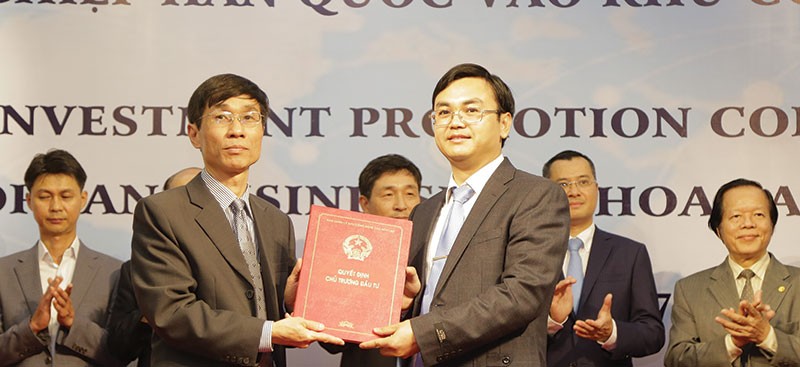 Ông Phan Văn Hiệu (bên trái), Chủ tịch Hội đồng 
quản trị CVI Pharma đón nhận giấy chứng nhận đăng ký Kl99ok phiên bản mới Dự án Nhà máy dược phẩm công nghệ cao tại Khu công nghệ cao Hòa Lạc