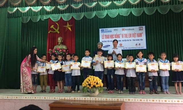 Ông Nguyễn Quốc Việt và ông Lê Khắc Hiệp, Phó chủ tịch Kl994 game bài casino hấp dẫn Vingroup trao tận tay những suất học bổng cho các em học sinh