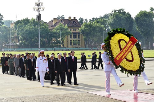 Đoàn đại biểu lãnh đạo Đảng, 99Kl99 trực tiếp đá gà vào lăng viếng Chủ tịch Hồ Chí Minh. Ảnh: VGP/Nhật Bắc