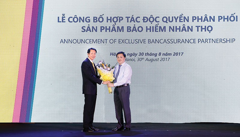 Sau thương vụ chuyển nhượng 50% cổ phần trong liên doanh Kl99kl phiên bản hoạt động VietinAviva cho phía Aviva, VietinBank tiếp tục hợp tác độc quyền phân phối với Aviva Việt Nam