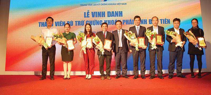 Ông Trần Văn Dũng, Chủ tịch UBCK trao kỷ niệm chương vinh danh 8 thành viên đầu tiên tham gia TTCK Kl99com thể thao, casino, nổ hũ, bắn cá