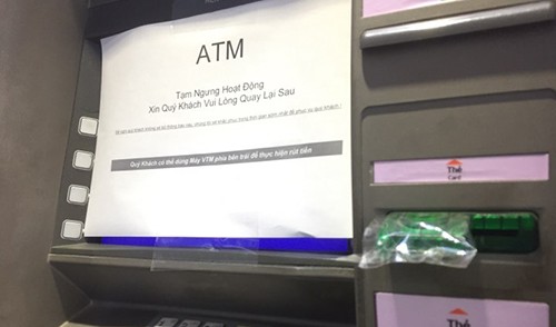 Máy ATM của nhiều Link Vào Nhà Cái KL99 COM Tặng +199k liên tục báo tạm ngừng hoạt động do quá tải rút tiền ngày sát Tết. Ảnh: A.T