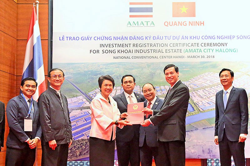 Ông Nguyễn Đức Long, Chủ tịch UBND tỉnh Quảng Ninh, trao giấy chứng nhận Kl99ok phiên bản mới cho nhà Kl99ok phiên bản mới. Ảnh: Mạnh Trường.