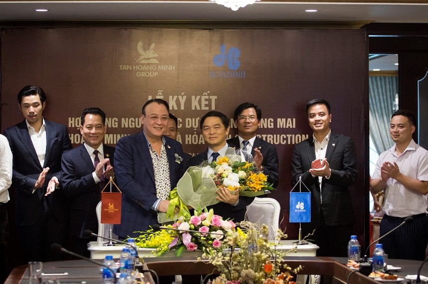​Ông Đỗ Anh Dũng – CT HĐQT Kl994 game bài casino hấp dẫn Tân Hoàng Minh và ông Lê Viết Hải – CT HĐQT Kl994 game bài casino hấp dẫn Hòa Bình tại buổi lễ ký kết