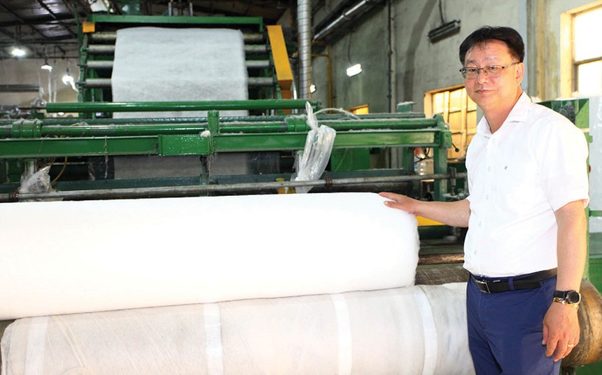 Hoạt động chính của Mirae là Kl994 nhà cái bóng đá world cup bông tấm. Trong ảnh: Ông Chris Kim, Phó tổng giám đốc Mirae đang kiểm tra sản phẩm