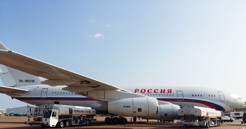 Petrolimex Aviation tra nạp nhiên liệu cho chuyên cơ 
chở Thủ tướng Nga Medvedev tại Sân bay quốc tế Nội Bài.