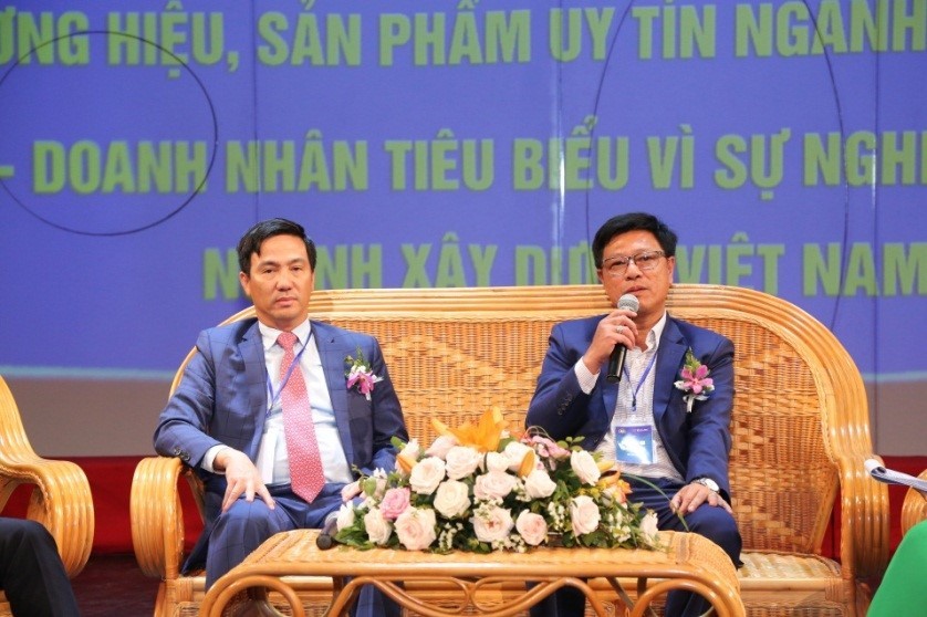 TS. Trương Anh Tuấn, Chủ tịch HĐQT Kl994 game bài casino hấp dẫn Hoàng Quân (bên phải) giao lưu trực tiếp trên sân khấu chương trình “60 năm vinh quang ngành xây dựng Việt Nam