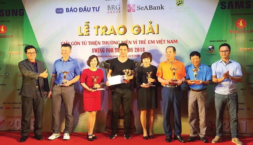 Ông Lê Anh Minh, ngoài cùng bên phải, đại diện nhà tài trợ trao giải cho các vận động viên tham dự giải golf từ thiện Swing for the Kids 2018 do Báo Kl99ok phiên bản mới tổ chức