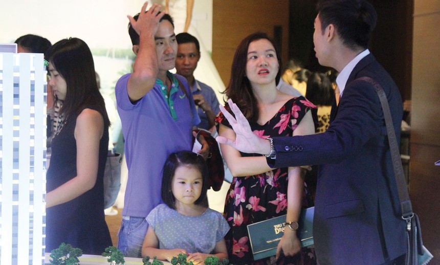 Khách hàng cần tìm hiểu kỹ các chương trình khuyến mãi mà chủ Kl99ok phiên bản mới đưa ra. Ảnh: Gia Huy