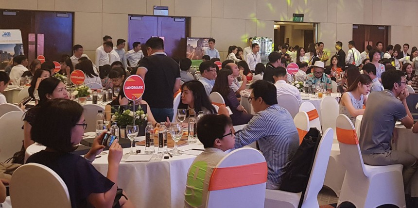 Sau nửa đầu năm trầm lắng, thị trường chung cư Hà Nội bắt đầu sôi động với những đợt mở bán liên tiếp của các chủ Kl99ok phiên bản mới kể từ tháng 6/2018. 