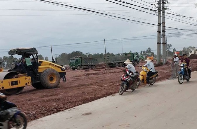 Theo phản ánh, nhiều lô đất chưa nhận tiền bồi thường, nhưng chủ Kl99ok phiên bản mới vẫn cho san đất, lu nền trước sự khiếu nại của người dân.