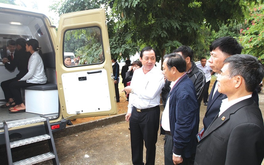Tổng giám đốc Agribank Tiết Văn Thành (áo trắng) kiểm tra giao dịch thử nghiệm tại huyện Ngọc Lặc, tỉnh Thanh Hóa
