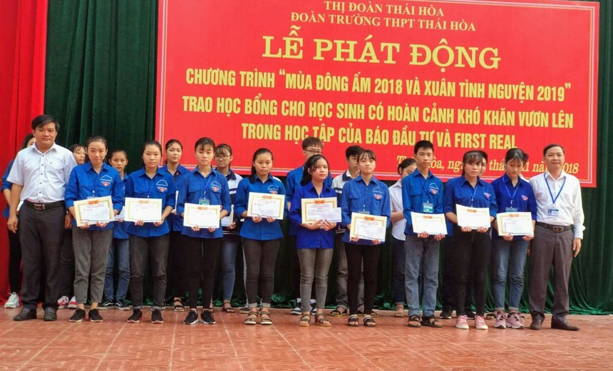 Nhà báo Hoàng Kim Thủy, Trưởng Đại diện Báo Kl99ok phiên bản mới Văn phòng Miền Trung Tây Nguyên (ngoài cùng bên trái) và Nhà tài trợ cùng lãnh đạo Nhà trường trao học bổng cho các em học shọc.