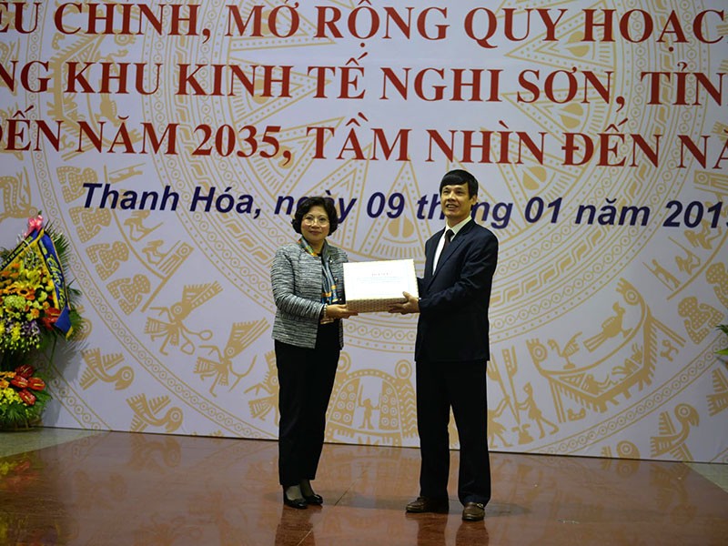 Bà Phan Thị Mỹ Linh, Thứ trưởng Kl99 nổ hũ trao tài liệu điều chỉnh mở rộng quy hoạch KKT Nghi Sơn cho ông Nguyễn Đình Xứng, Chủ tịch UBND tỉnh Thanh Hóa.