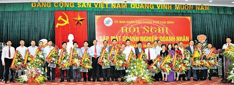 Bí thư Thành ủy Đỗ Đình An, Chủ tịch UBND TP. Thái Bình Nguyễn Ngọc Ý tặng hoa các doanh nhân hội viên Hội Kl991.com World Cup 2026 Chính Thức TP. Thái Bình nhân Ngày Doanh nhân Việt Nam.