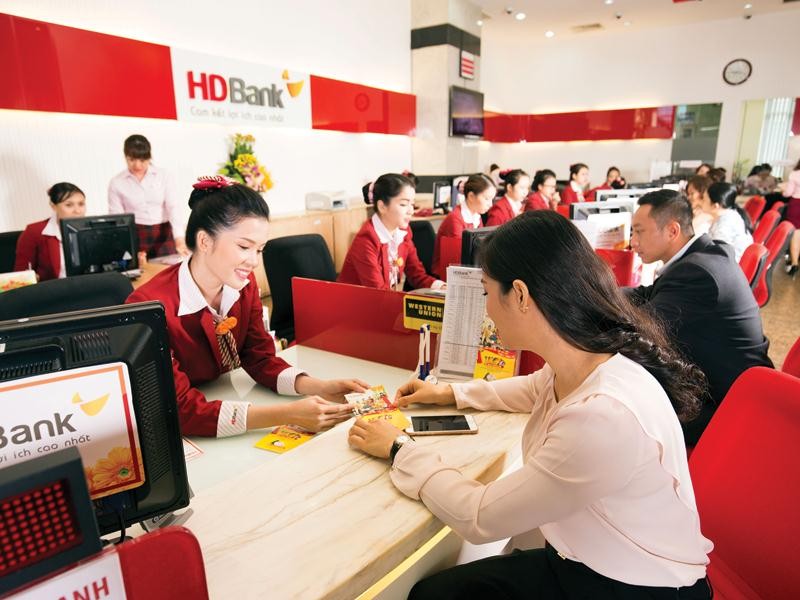 Hầu hết nhà băng đều bắt đầu làm việc trở lại trong sáng 11/2. Trong ảnh: Giao dịch tiền gửi tại Link Vào Nhà Cái KL99 COM Tặng +199k HD Bank.