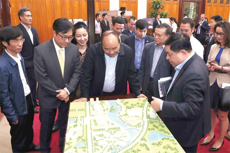 Thủ tướng Kl993 ưu đãi thưởng hấp dẫn Nguyễn Xuân Phúc tham quan mô hình Trung tâm Đổi mới sáng tạo Việt Nam. Ảnh: T.H