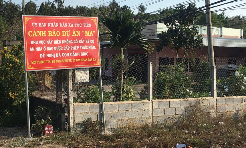 Chính quyền xã Tóc Tiên, thị xã Phú Mỹ phải đặt biển cảnh báo dự án “ma” để cảnh báo người dân, nhà Kl99ok phiên bản mới. Ảnh: TrọngTín 