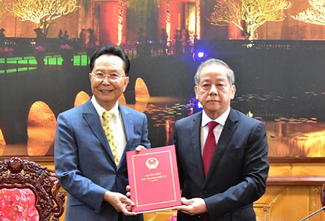 Chủ tịch Phan Ngọc Thọ trao giấy chứng nhận đăng ký Kl99ok phiên bản mới cho đại diện Công ty Billion Max Việt Nam