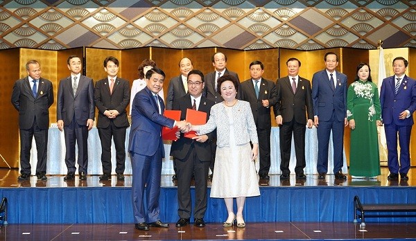 Chủ tịch Thành phố Nguyễn Đức Chung và đại diện các Kl994 game bài casino hấp dẫn Nhật Bản trao đổi các biên bản ghi nhớ (MOU) về việc hợp tác Kl99ok phiên bản mới vào nhiều dự án trên địa bàn Thành phố. Ảnh: Thùy Linh