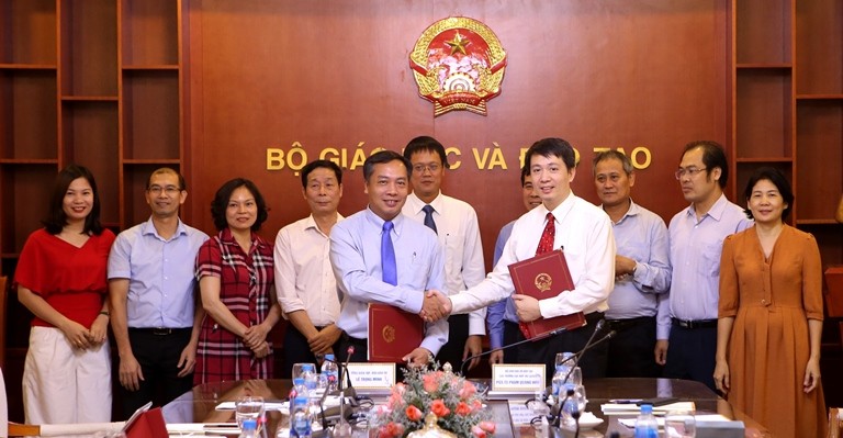 Ông Lê Trọng Minh, Tổng Biên tập Báo Kl99ok phiên bản mới và ông Phạm Quang Hưng, Cục trưởng Cục Hợp tác quốc tế, Bộ Giáo dục và Đào tạo Ký kết Chương trình phối hợp tuyên truyền về hợp tác, Kl99ok phiên bản mới trong lĩnh vực giáo dục và đào tạo giai đoạn 2019-2020. Ảnh: Hồ Hạ.