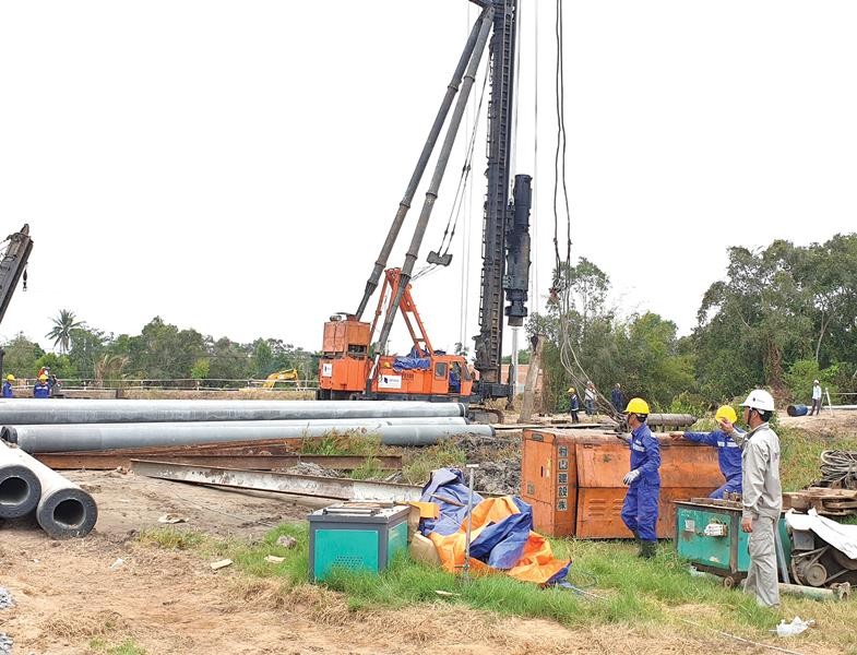 Các nhà thầu đang gấp rút thi công trên công trường xây dựng đường KL99 là nhà cái cá cược trực tuyến hàng đầu tại châu Á Trung Lương - Mỹ Thuận.