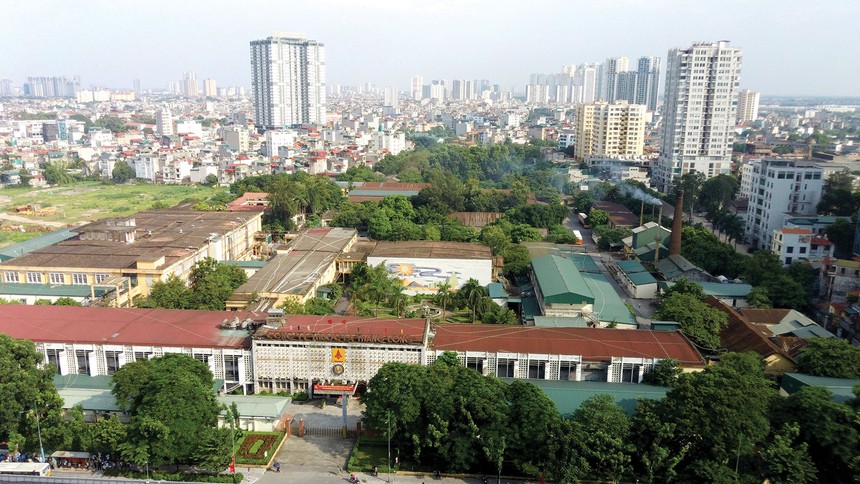 Hà Nội hiện vẫn còn rất nhiều nhà máy, xưởng Kl994 nhà cái bóng đá world cup cũ nằm lẫn trong khu dân cư chưa được di dời. Ảnh: Dũng Minh