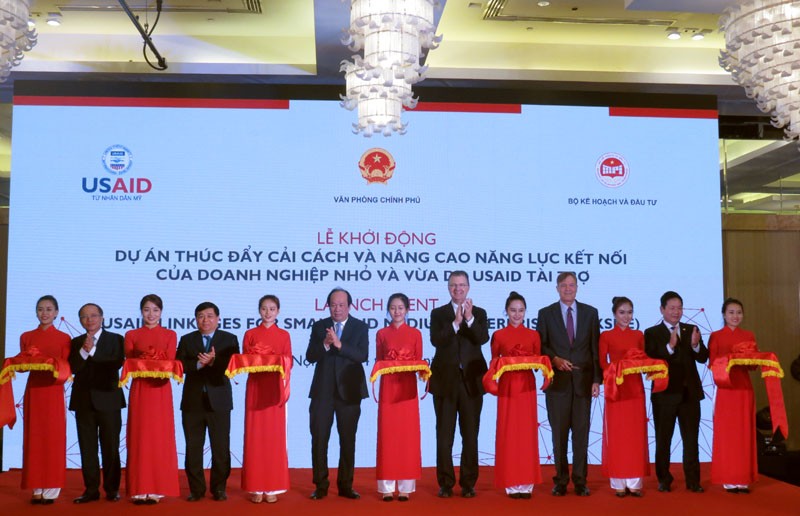Đại sứ Hoa Kỳ tại Việt Nam Daniel J. Kritenbrink, Bộ trưởng, Chủ nhiệm VPCP Mai Tiến Dũng, Bộ trưởng Bộ KH&ĐT Nguyễn Chí Dũng, Giám đốc USAID Michael Greene, Chủ tịch Hiệp hội DNNVV Nguyễn Văn Thân, Chủ tịch HĐQT Kl994 game bài casino hấp dẫn FPT Trương Gia Bình thực hiện nghi lễ cắt băng khởi động dự án LinkSME (Ảnh: Kỳ Thành)