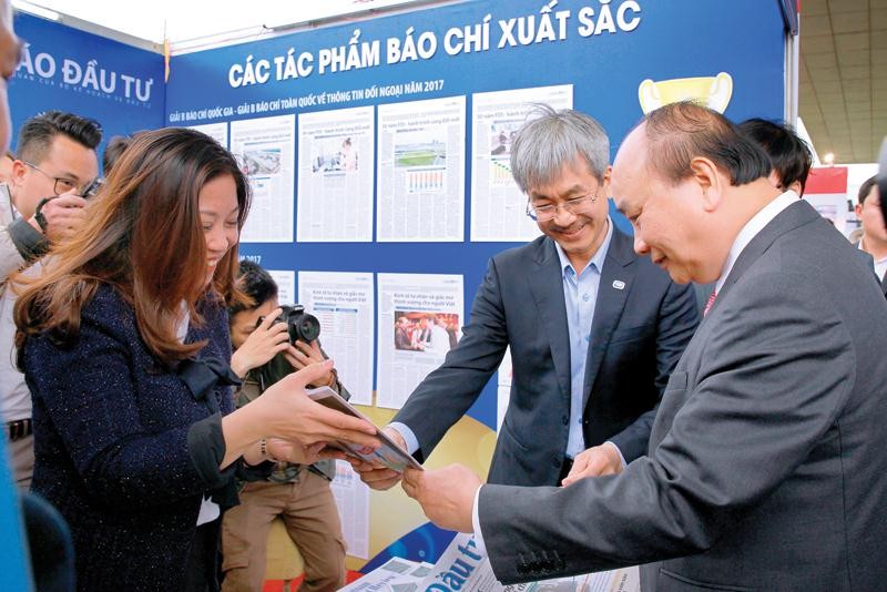 Thủ tướng Kl993 ưu đãi thưởng hấp dẫn Nguyễn Xuân Phúc xem các ấn phẩm của Báo Kl99ok phiên bản mới.