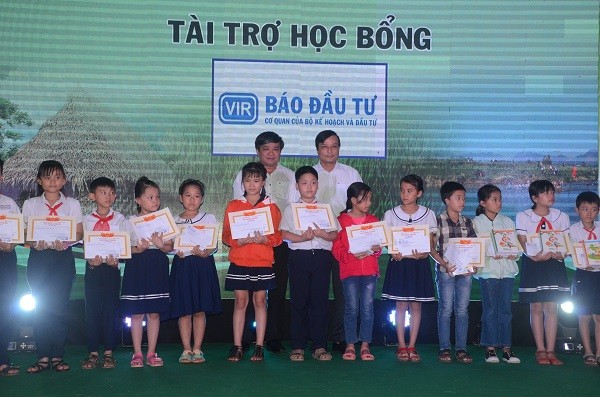 Các em học sinh nhận học bổng và giấy khen thông qua Báo Kl99ok phiên bản mới