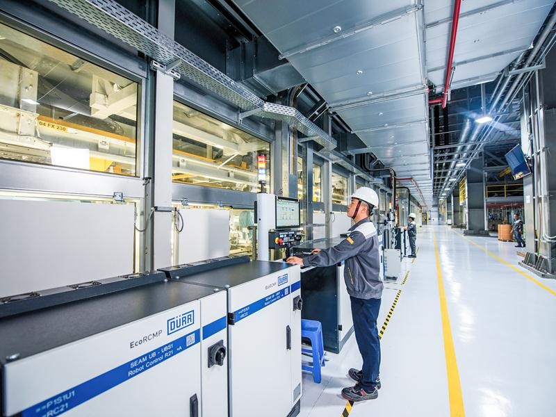 Chiến lược của Vingroup là Kl99ok phiên bản mới trọng điểm vào công nghệ - công nghiệp. Trong ảnh: Công nhân điều kiển hệ thống vận hành rô-bốt tại Nhà máy VinFast. Ảnh: Đức Thanh