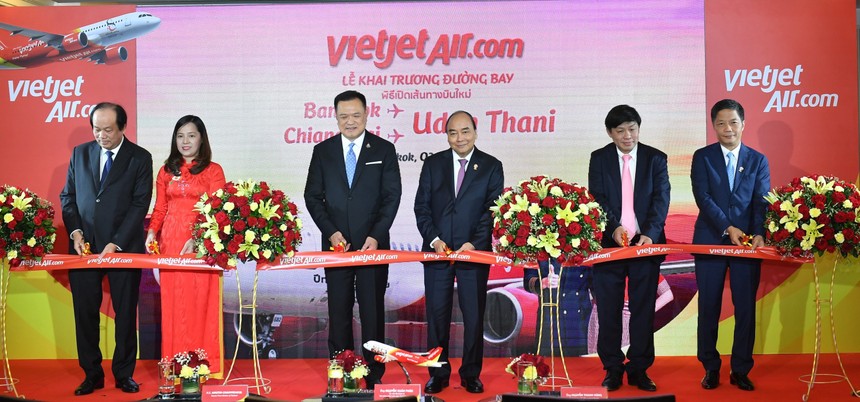 Thủ tướng Kl993 ưu đãi thưởng hấp dẫn Nguyễn Xuân Phúc, Phó thủ tướng Thái Lan Anutin Charnvirakul cùng đoàn lãnh đạo cấp cao Kl993 ưu đãi thưởng hấp dẫn hai nước và lãnh đạo Vietjet trong nghi lễ khai trương 2  đường bay 