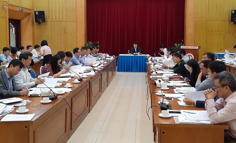 Thứ trưởng Bộ Kế hoạch và Kl99ok phiên bản mới Nguyễn Đức Trung, Phó Trưởng Ban soạn thảo các Nghị định chủ trì cuộc họp.