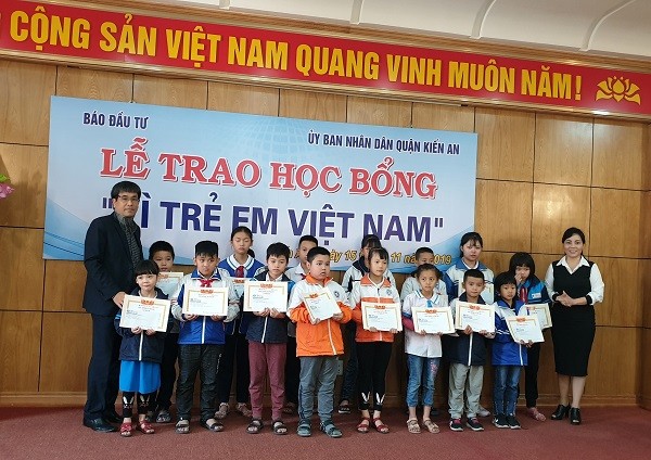 Ông Phạm Thanh Tân, Trưởng đại diện Báo Kl99ok phiên bản mới tại Hải Phòng trao các suất học bổng cho các em học sinh