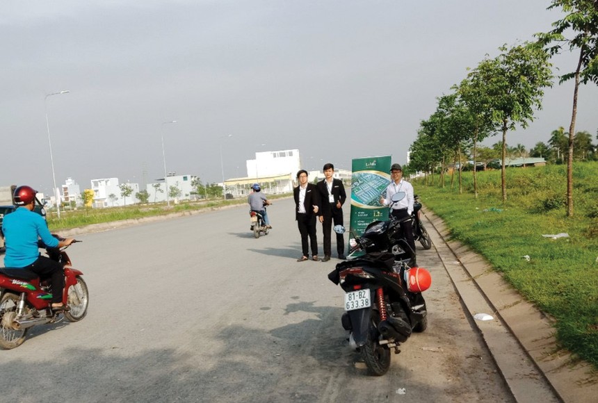 Một dự án tại Thành phố mới Tân An (Long An) đang được nhân viên môi giới rao bán 
dọc đường 