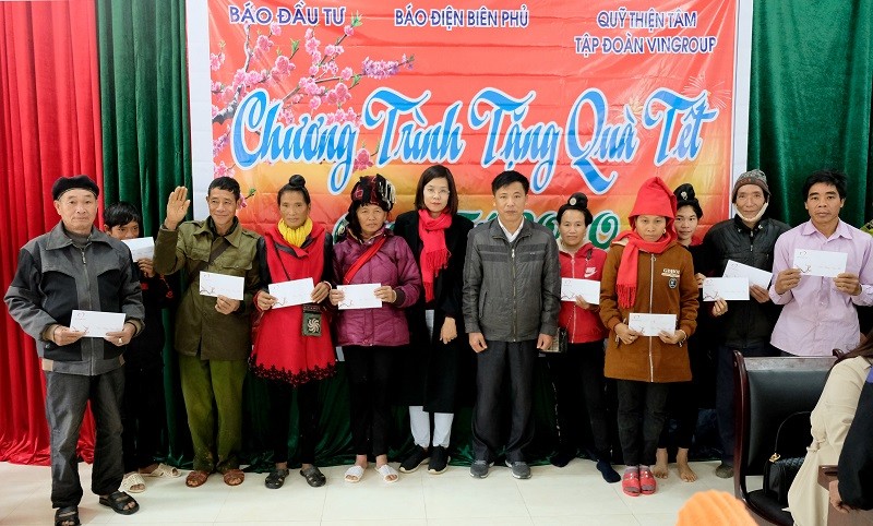 Bà Vũ Lan Nhung (giữa), Chánh Văn phòng Báo Kl99ok phiên bản mới trao quà Tết cho đồng bào nghèo huyện Điện Biên Đông. Ảnh: Lê Quân