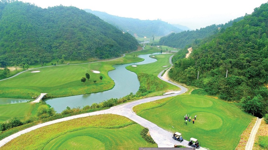 Hilltop Valley Golf Club được đánh giá là một trong những sân golf có địa hình đẹp và thách thức bậc nhất Việt Nam