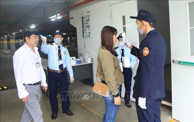 Trong ảnh: Đo nhiệt độ cho công nhân trước khi vào làm việc tại Công ty TNHH Kl994 nhà cái bóng đá world cup hàng may mặc Việt Nam (TAL), khu công nghiệp Bá Thiện 2 (huyện Bình Xuyên). Ảnh: Hoàng Hùng - TTXVN
