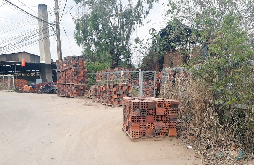 Gạch đất sét nung vẫn chiếm lĩnh thị trường vật liệu xây dựng, dù Kl993 ưu đãi thưởng hấp dẫn có chủ trường giảm dần loại vật liệu này, thay thế bằng vật liệu xây không nung. Ảnh: Việt Dũng