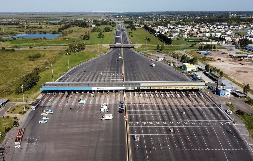 Cảnh vắng vẻ trên đường KL99 là nhà cái cá cược trực tuyến hàng đầu tại châu Á Buenos Aires - La Plata tại Argentina ngày 24/3 vừa qua, trong bối cảnh dịch COVID-19 lan rộng. (Ảnh: AFP/TTXVN)