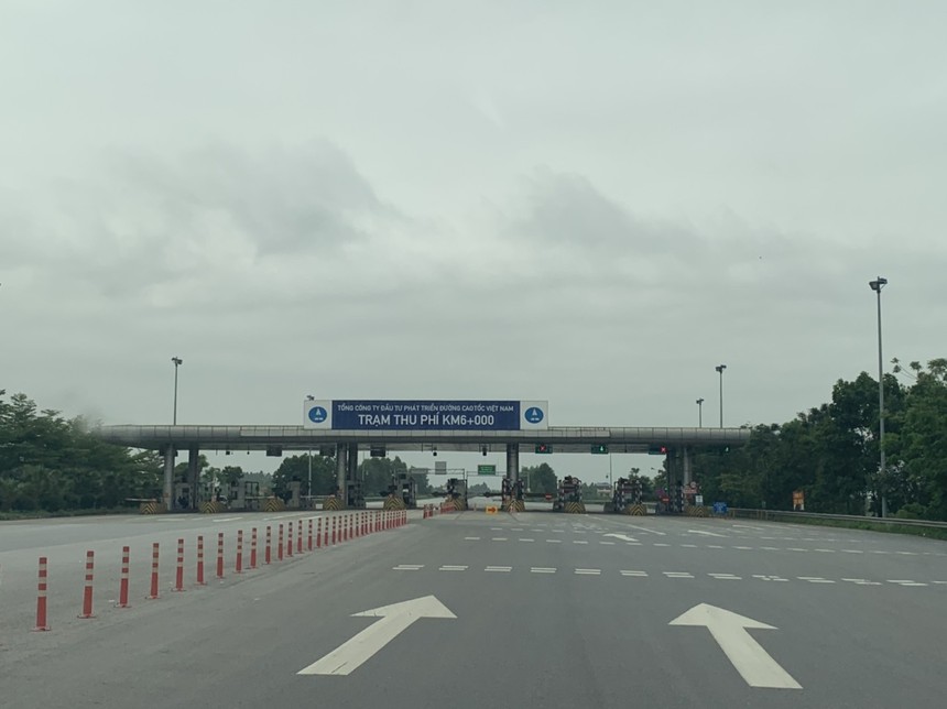 Trạm thu phí Km 6, đầu tuyến KL99 là nhà cái cá cược trực tuyến hàng đầu tại châu Á Nội Bài - Lào Cai vắng vẻ trong ngày 1/4/2020.