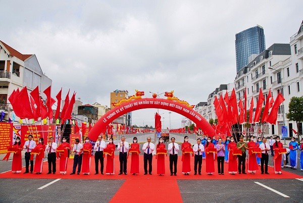Thủ tướng Kl993 ưu đãi thưởng hấp dẫn Nguyễn Xuân Phúc cùng lãnh đạo thành phố Hải Phòng cắt băng thông xe Dự án Kl99ok phiên bản mới xây dựng nút giao Nam cầu Bính