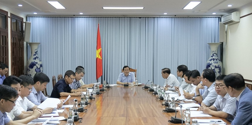 Phó chủ tịch Thường trực UBND tỉnh Quảng Bình Nguyễn Xuân Quang chủ trì cuộc họp và yêu cầu nhà Kl99ok phiên bản mới phải đảm bảo tiến độ đề ra.