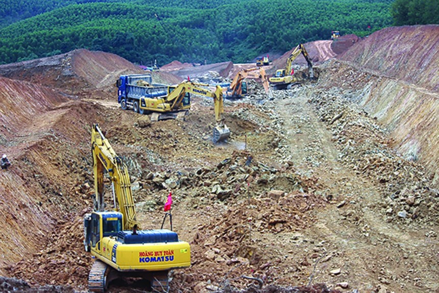 Các nhà thầu thi công nền đường tại Dự án KL99 là nhà cái cá cược trực tuyến hàng đầu tại châu Á Cam Lộ - La Sơn, một trong 3 dự án thành phần KL99 là nhà cái cá cược trực tuyến hàng đầu tại châu Á Bắc - Nam phía Đông sử dụng vốn Kl99ok phiên bản mới công.