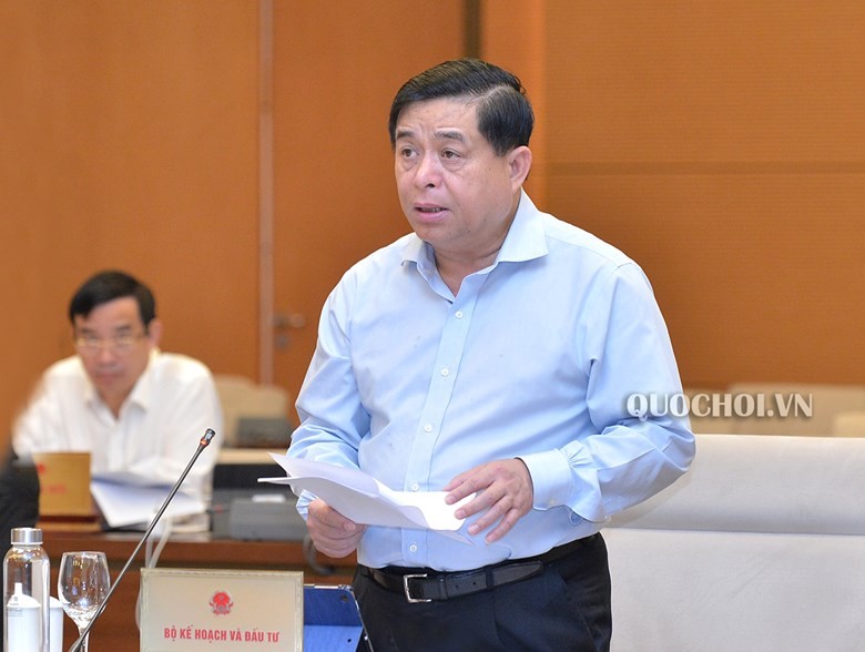 Bộ trưởng Bộ Kế hoạch và Kl99ok phiên bản mới Nguyễn Chí Dũng báo cáo tại phiên họp